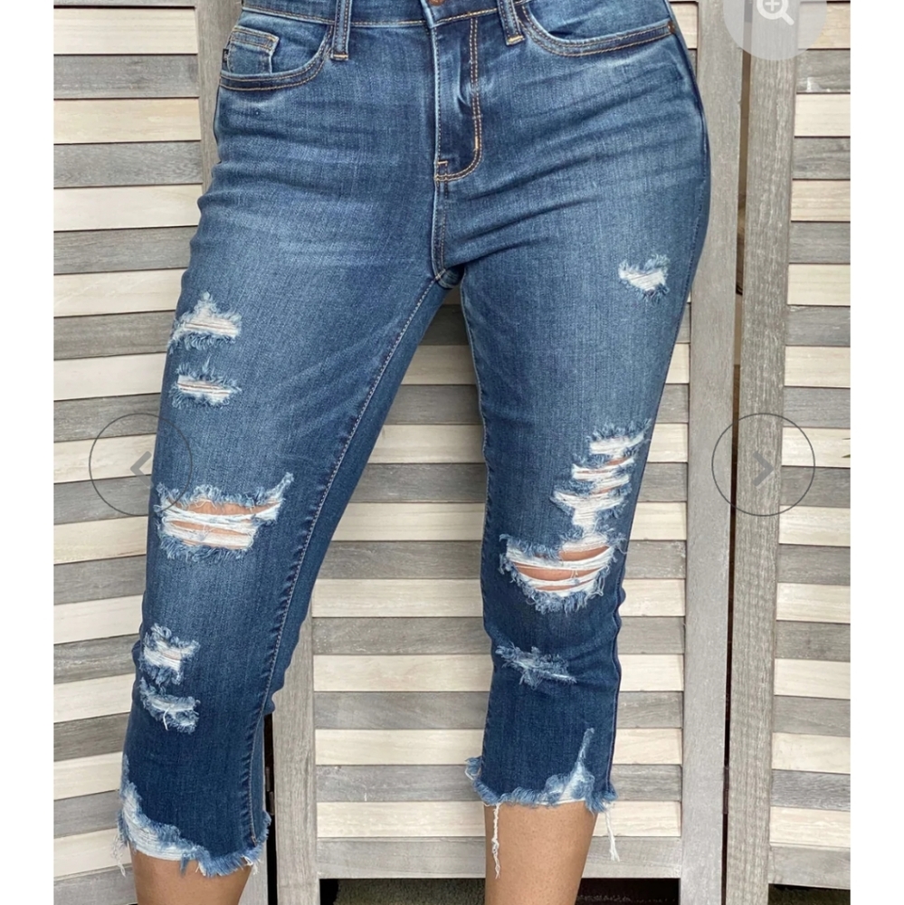 💠Judy Blue Mid Rise Skinny Fit Distressed Capris!☀️